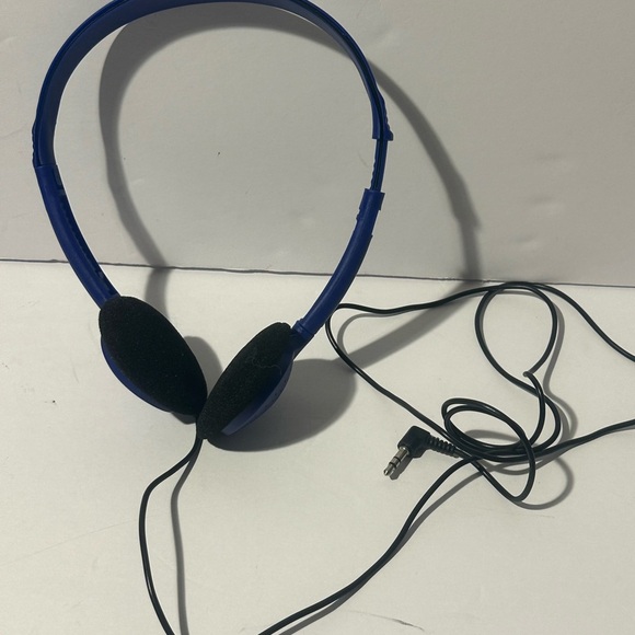 NWT Blue and Black Wired Headphones with Lighting to USB Adapter for Smartphone - Picture 6 of 7